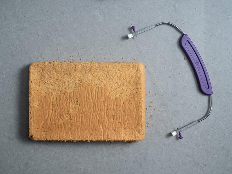 upieczony biszkopt toffi do ciasta krówka oraz nóż strunowy marki wilton