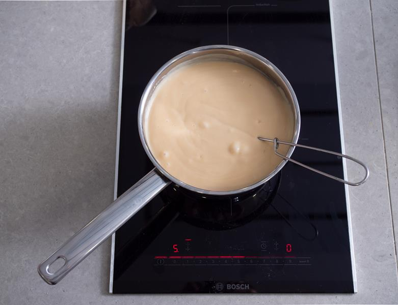 w rondelku na kuchence ugotowany budyń toffi od dr. oetkera