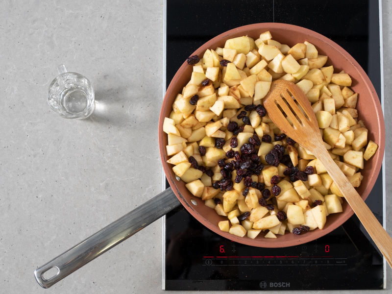 Jabłka z żurawiną suszoną i rumem na patelni