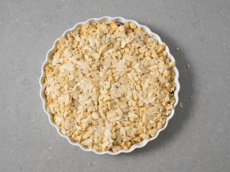 Jabłka pod kruszonką przed pieczeniem.