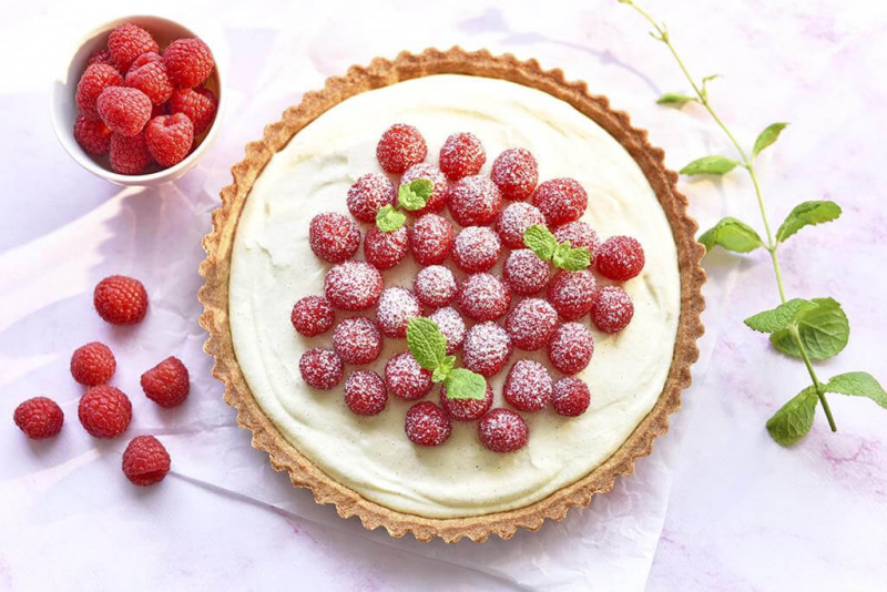 Tarta z malinami i kremem budyniowym - Wszystkiego Słodkiego