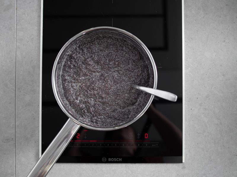 w rondelku na kuchence indukcyjnej bosch mak mielony zalany mlekiem