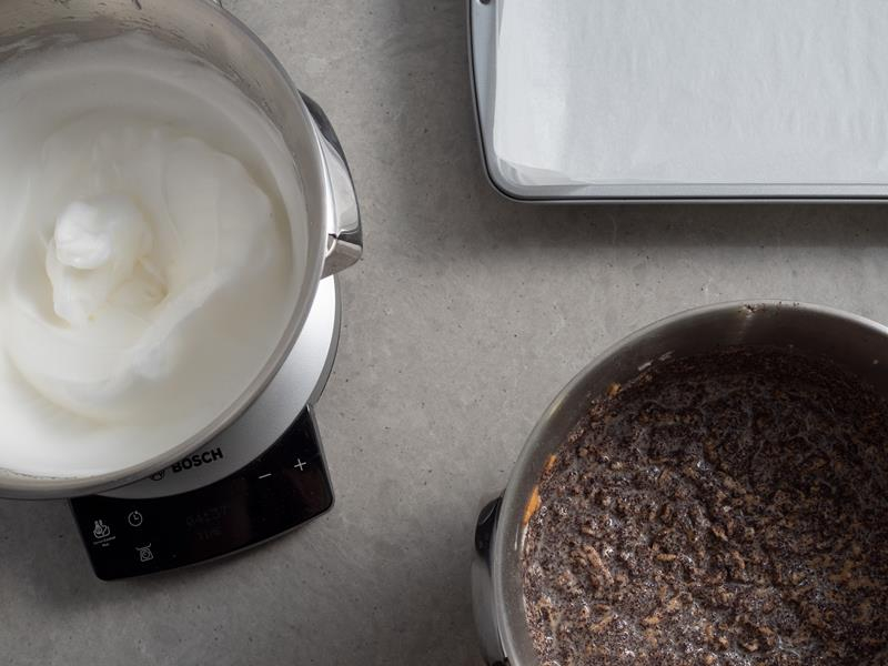 ubite białka oraz masa na makowiec z jabłkami w osobnych misach