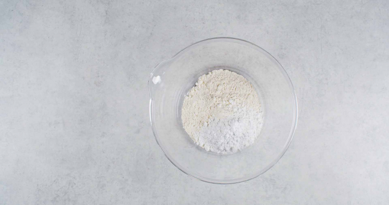 mąka wymieszana z cukrem pudrem w szklanej misce