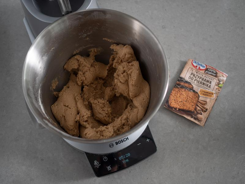 w misie robota kuchennego bosch ciasto na ciasteczka korzenne, obok opakowanie przyprawy do piernika dr. oetkera