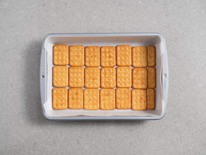 krakersy wyłożone w blasze do pieczenia Wilton