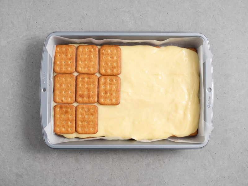 układanie krakersów na warstwie budyniu waniliowego