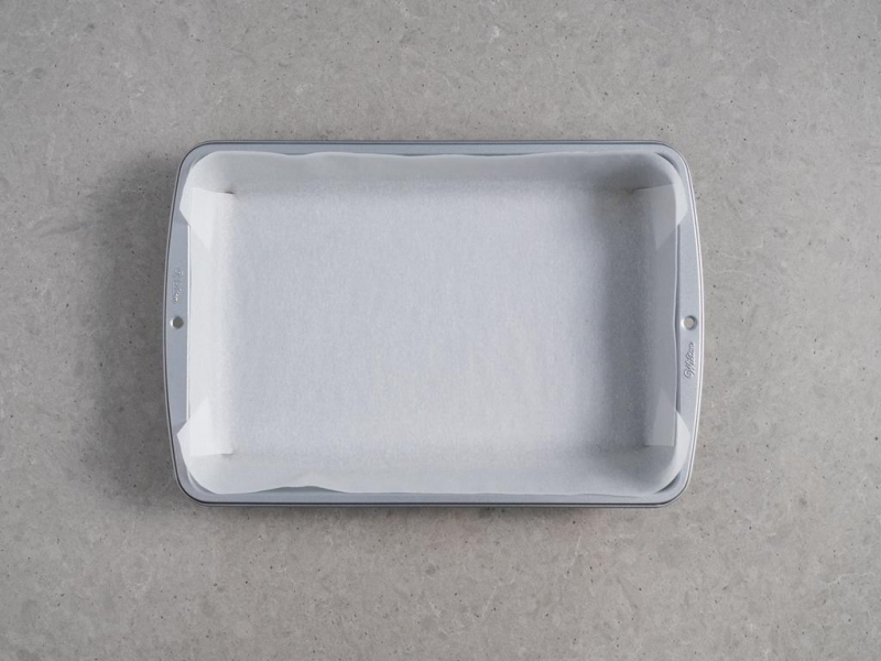 prostokątna forma do pieczenia Wilton wyłożona papierem do pieczenia