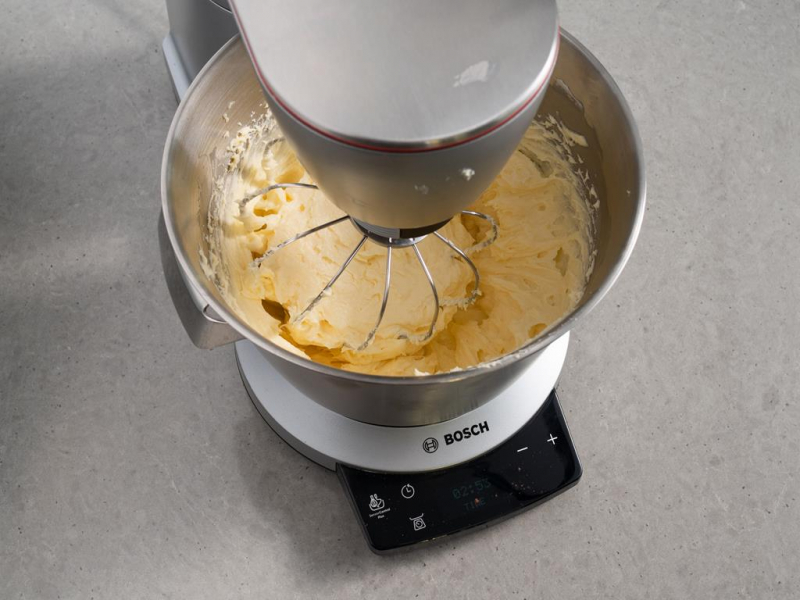 krem budyniowy zmiksowany z masłem w misie robota kuchennego planetarnego bosch