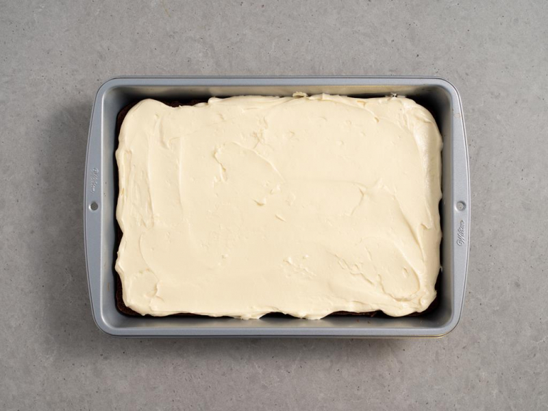 biszkopt kakaowy przełożony kremem budyniowym