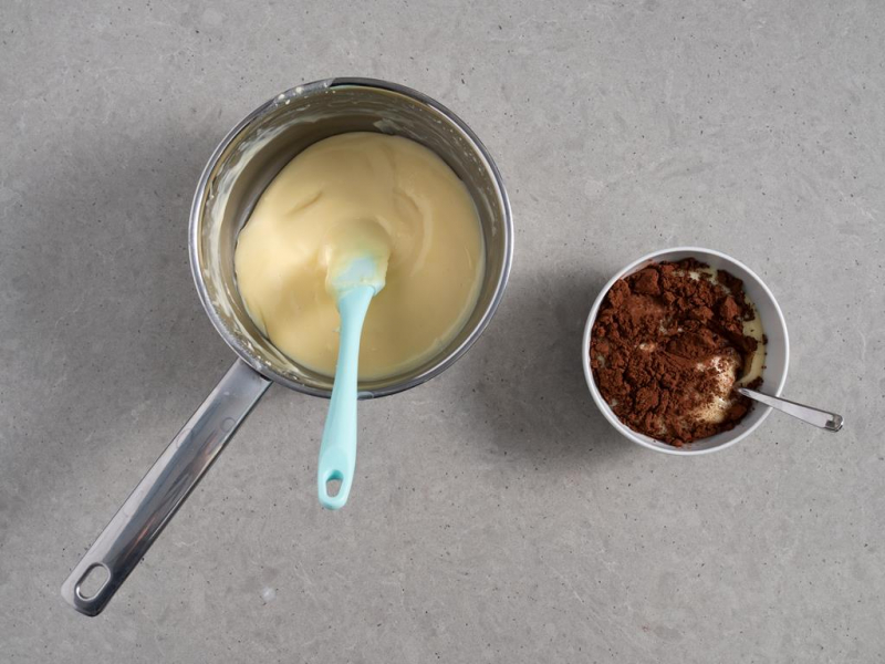polewa z mlekiem w proszku - połowa w rondelku, a druga połowa w miseczce z dodanym kakao