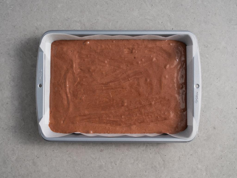 Masa na biszkopt kakaowy z olejem w formie do pieczenia wilton przez pieczeniem