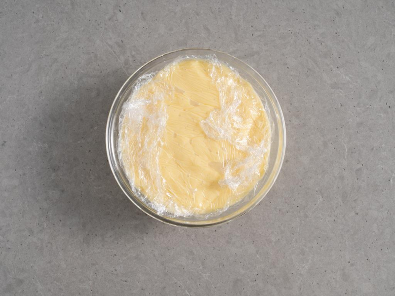 budyń waniliowy do kremu budyniowego na ciasto góra lodowa w szklanej misce przykryty folią spożywczą w kontakcie