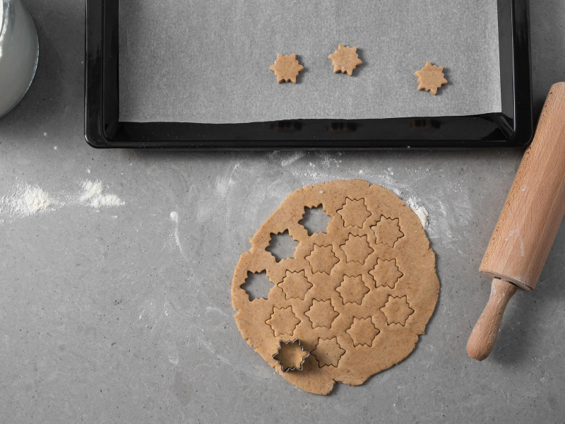 Wycinanie ciasteczek korzennych i układanie jej na blasze.