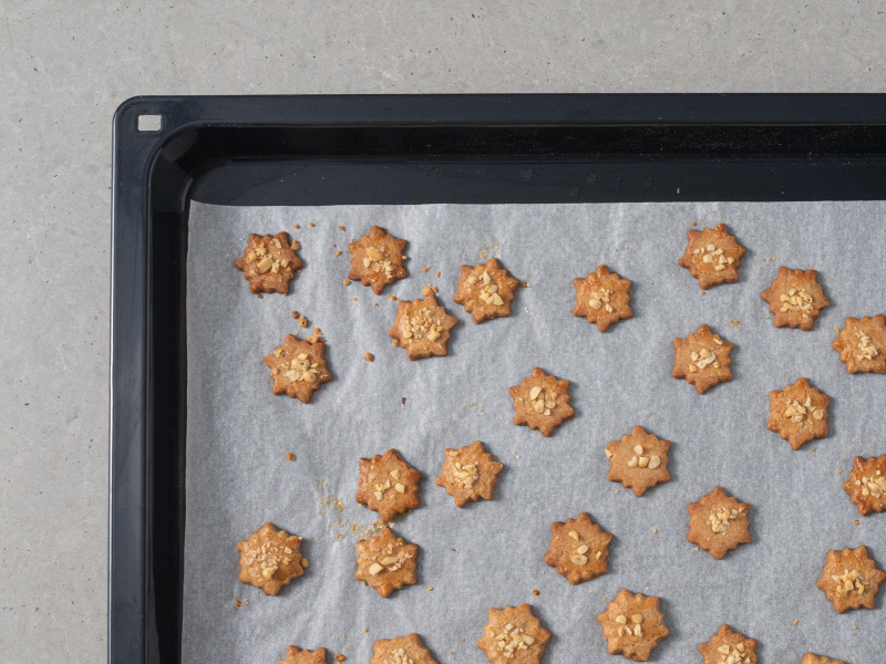 Upieczone ciasteczka korzenne.