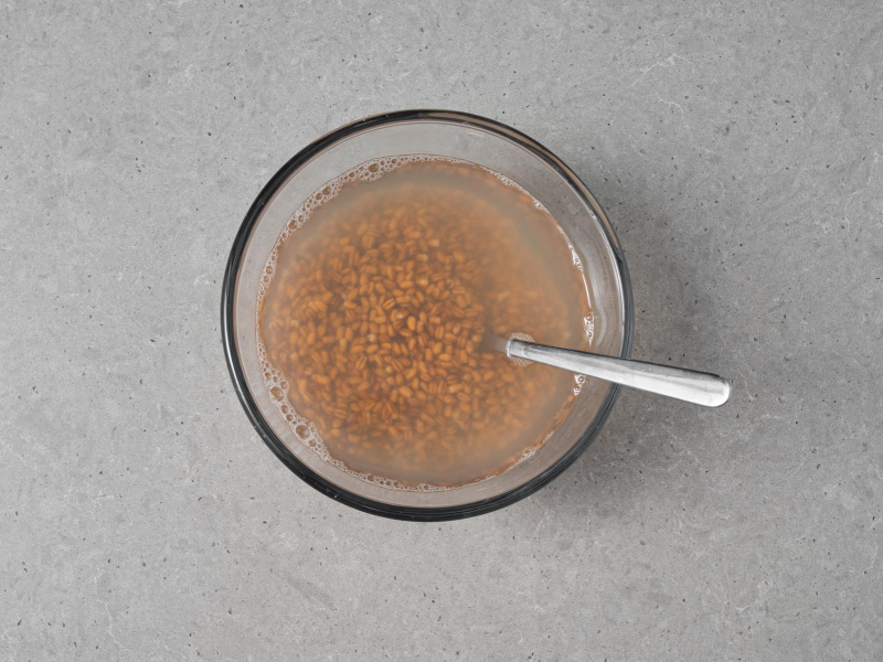 Ziarna pszenicy zalane wrzątkiem w misce