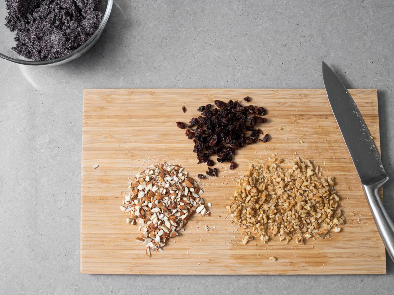 Pokrojone bakalie na drewnianej desce.