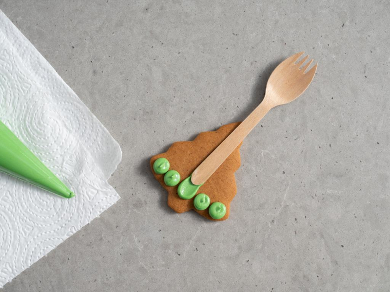 kropki zielonego lukru na pierniczku