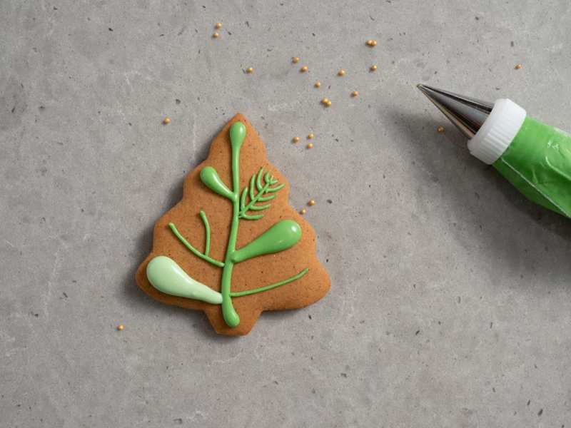 tworzenie gałązek z lukru na pierniczku w kształcie choinki