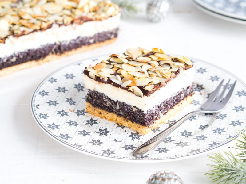 seromakowiec z dodatkiem migdałów