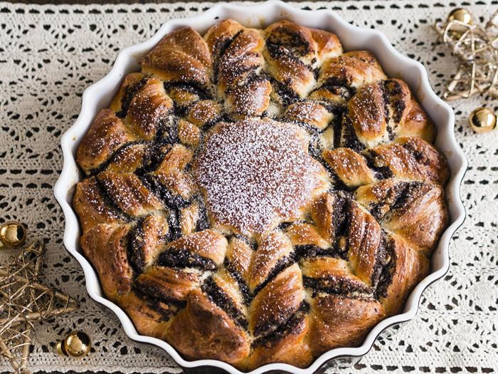 Świąteczny makowiec gwiazda posypany cukrem pudrem