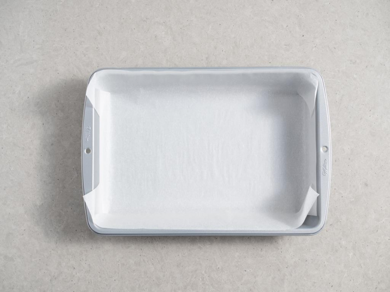 prostokątna forma do pieczenia Wilton wyłożona papierem do pieczenia