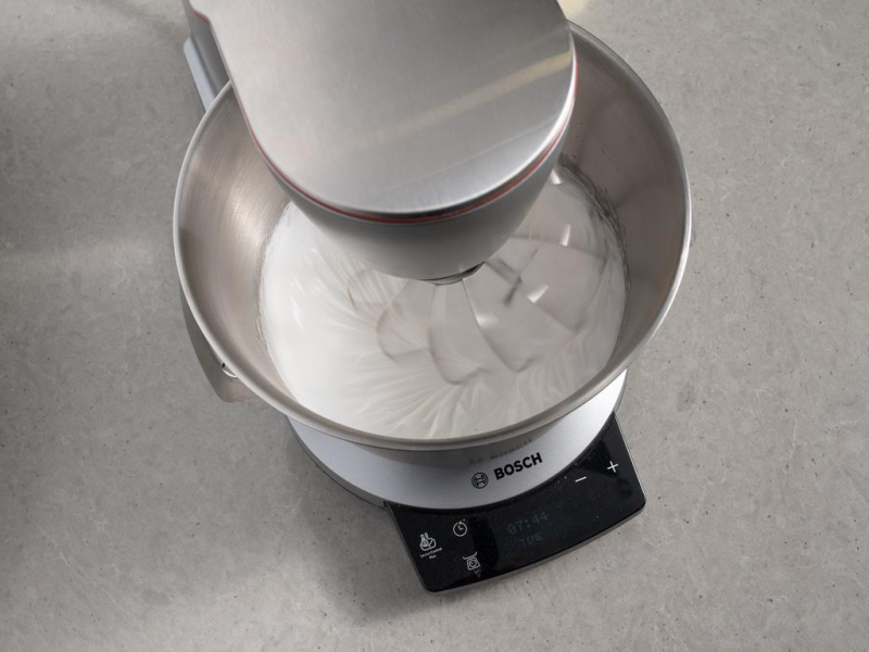 białka ubite z cukrem na bezę makową w misie robota kuchennego marki bosch