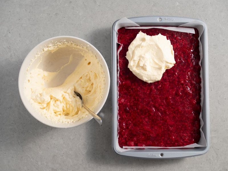 krem budyniowy wykładany na galaretkę z malinami