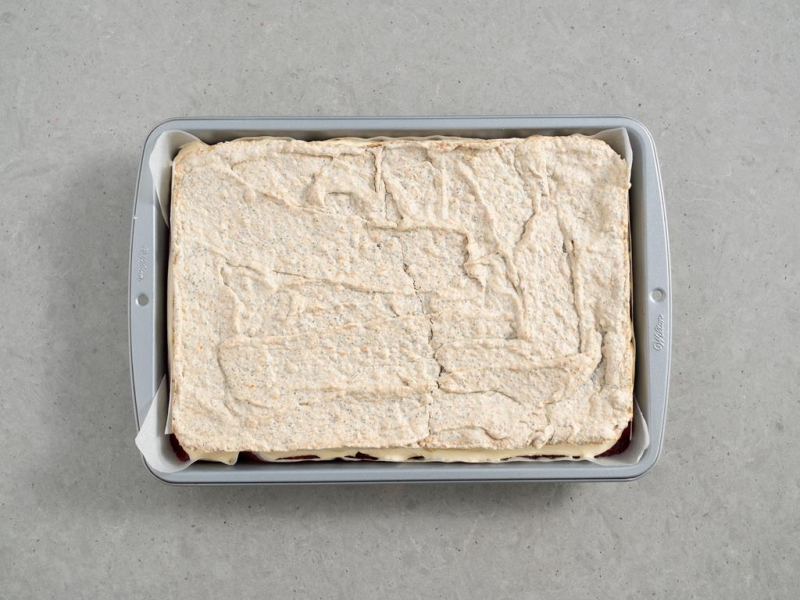 beza makowo-kokosowa ułożona na kremie budyniowym