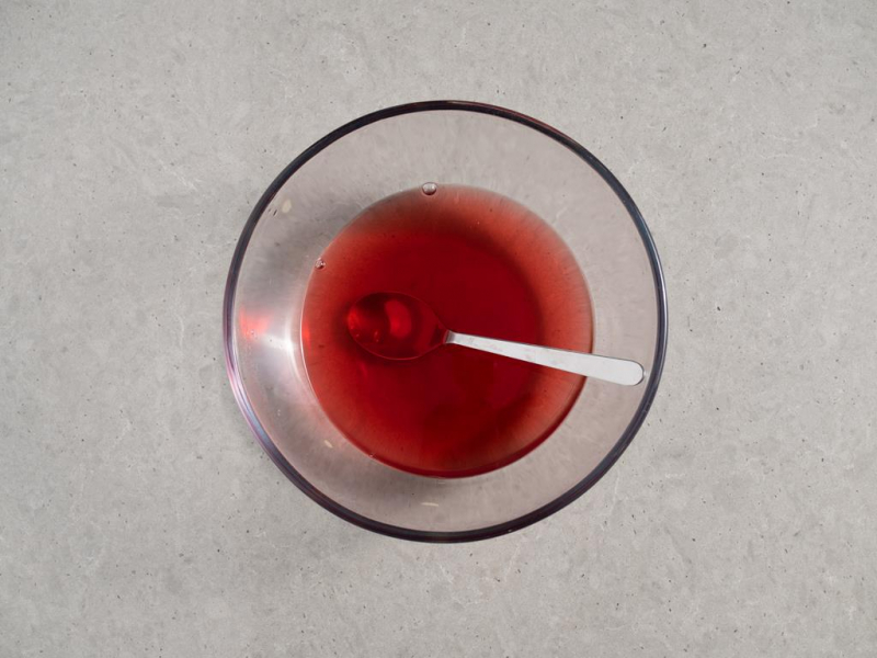 galaretka malinowa rozpuszczona w wozie w szklanej misce do ciasta biskup