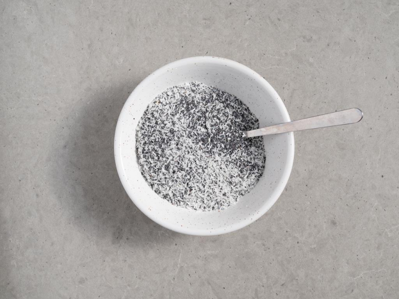 mak i wiórki kokosowe wymieszane w miseczce