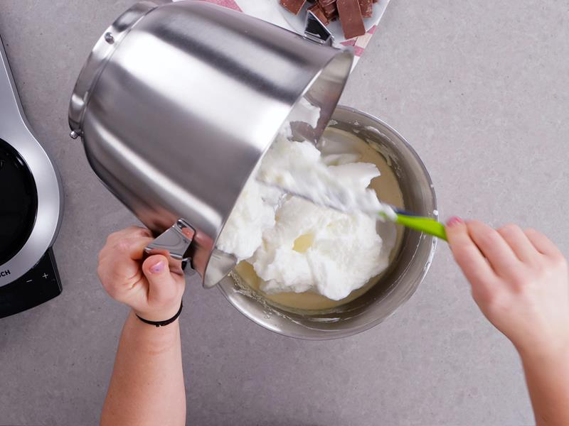 dodawanie ubitych białek do masy sernikowej