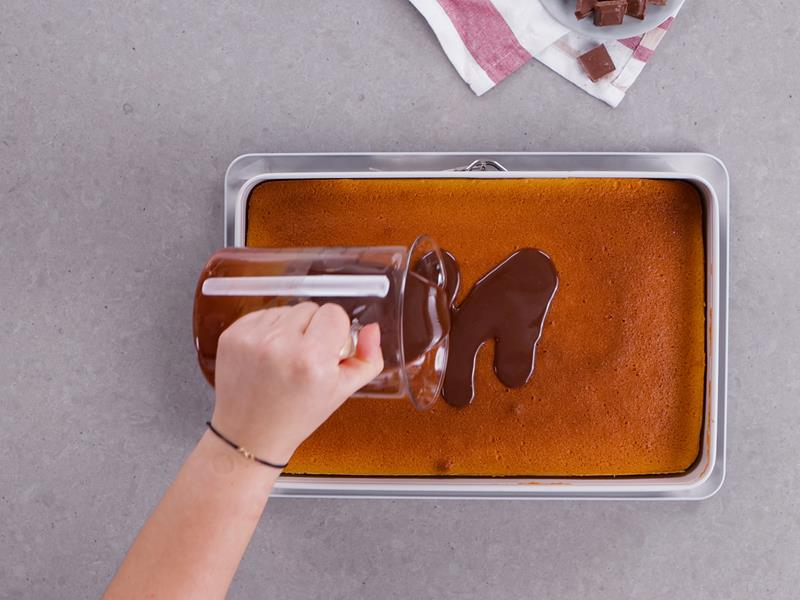 na upieczony sernik z mlekiem w proszku przelewana polewa czekoladowa