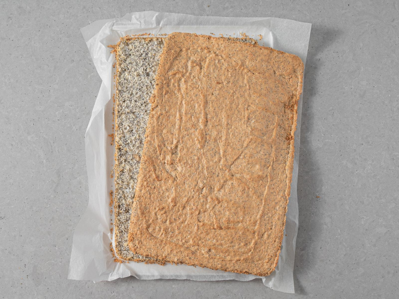 upieczony biszkopt makowy przekrojony na dwa blaty