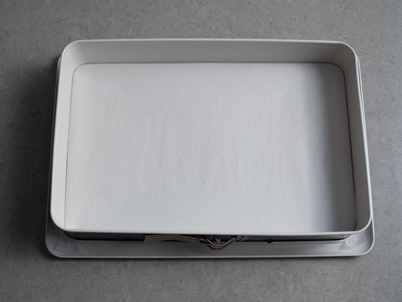 prostokątna forma do pieczenia z odpinanym rantem wyłożona papierem do pieczenia