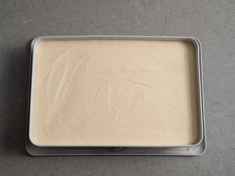 w formie do pieczenia masa serowa wylana na warstwę makową