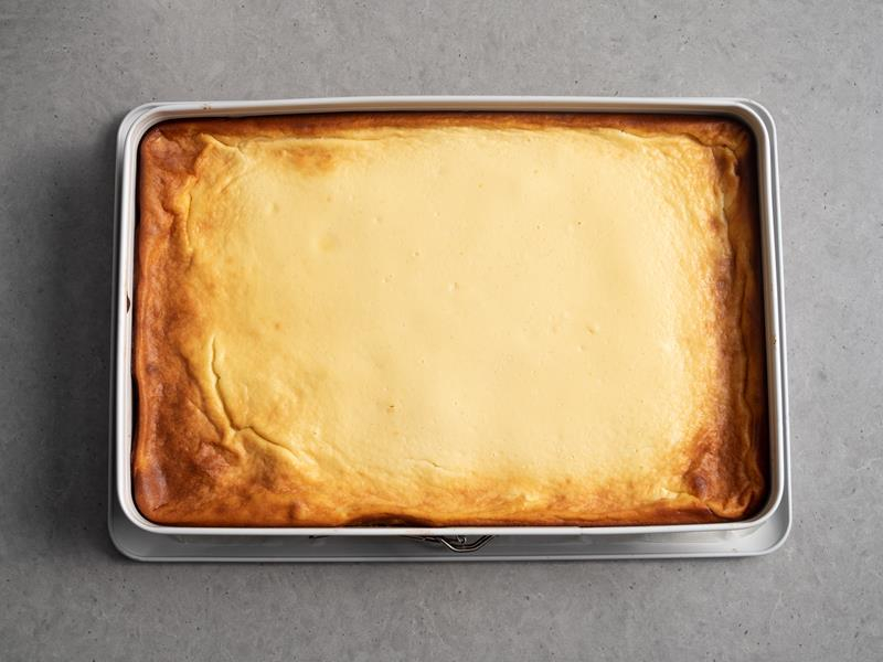 w formie z odpinanym rantem upieczony seromak