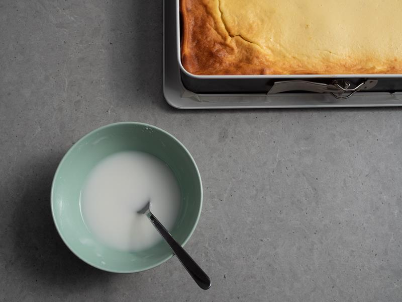 w miseczce lukier do polania ciasta seromak