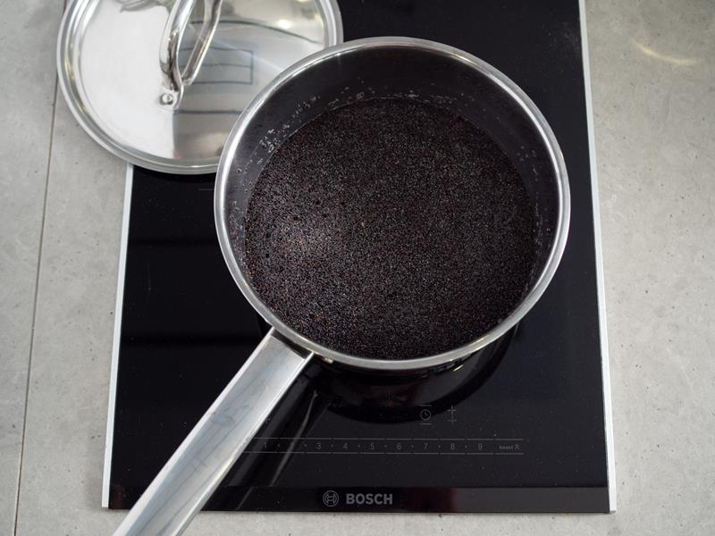 na płycie kuchenki rondelek z makiem zagotowanym z mlekiem