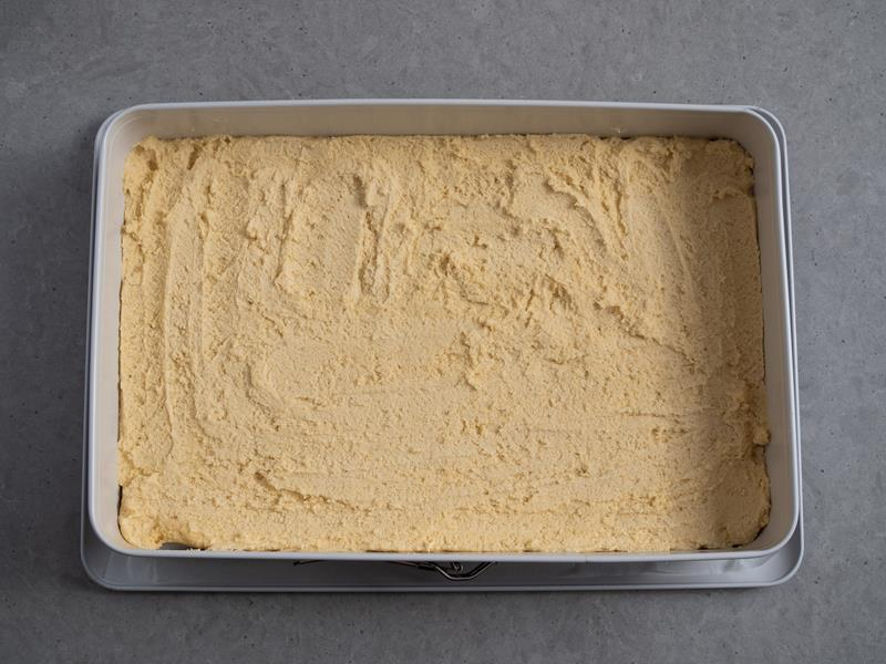 kruche ciasto z mielonymi migdałami wyłożone do formy do pieczenia