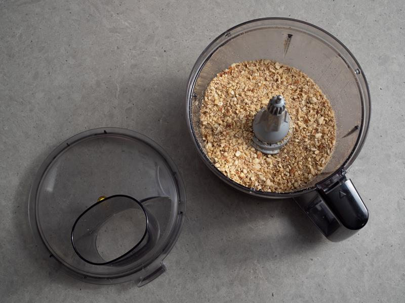 w malakserze bosch posiekane na małe kawałki orzechy włoskie oraz migdały