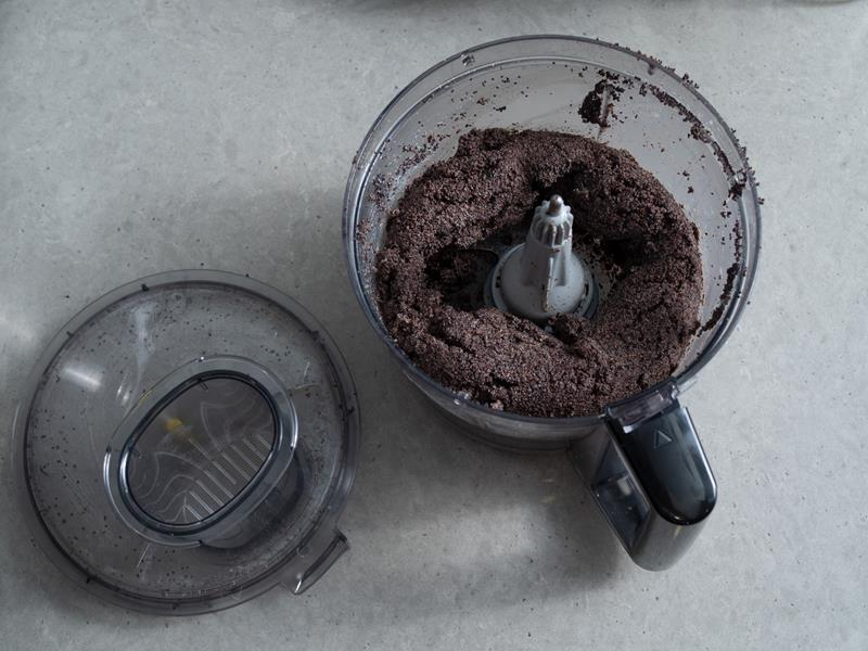 w malakserze mak zmiksowany z masłem