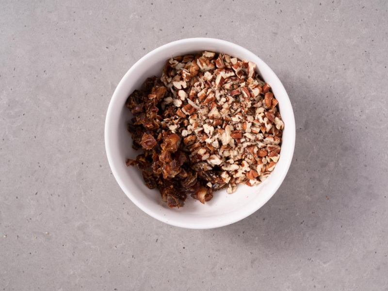 posiekane daktyle i orzechy w miseczce