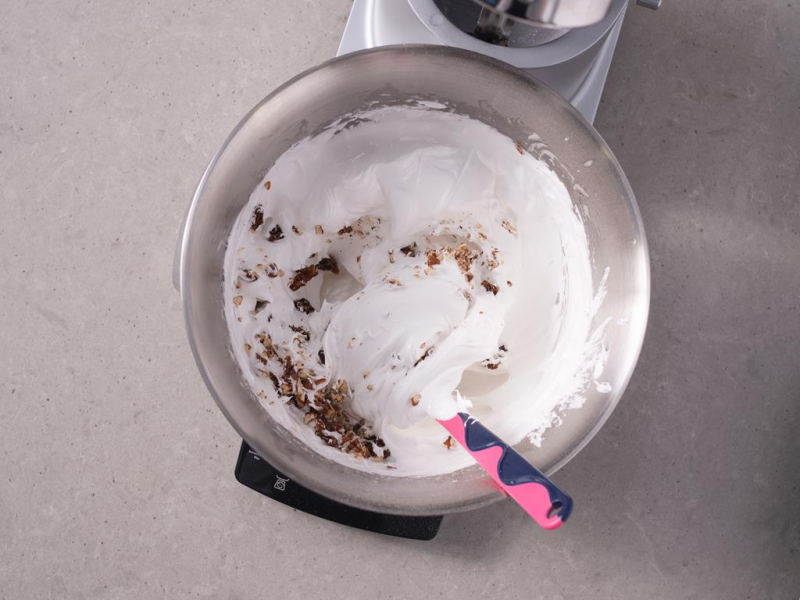 masa na blaty bezowe z dodanymi orzechami i daktylami w misie robota kuchennego