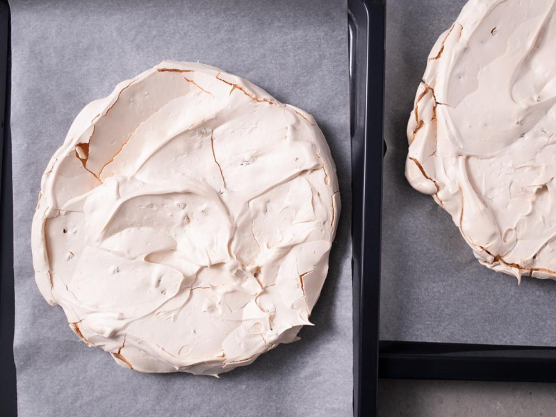 upieczone dwa blaty bezowe do tortu dacquoise (dak艂as)