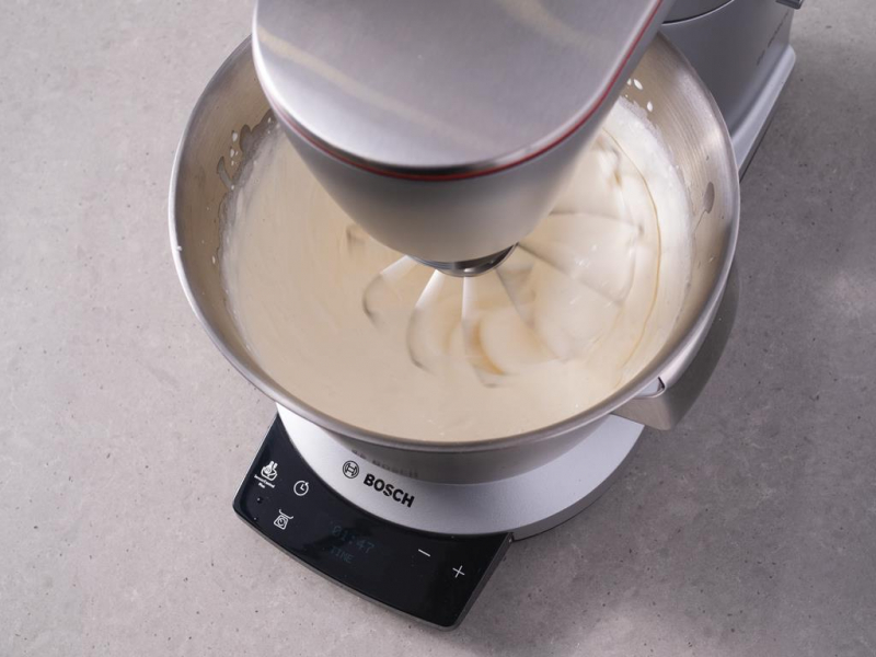 ubijanie 艣mietanki z mascarpone i past膮 waniliow膮 za pomoc膮 robota kuchennego marki bosch na krem do tortu dacquoise