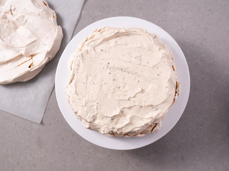 krem kajmakowy wy艂o偶ona na krem kawowy, obok drugi blat bezowy do tortu dacquoise