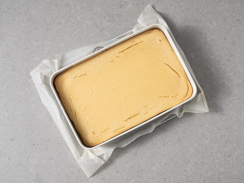 Upieczony wegański seromakowiec w formie do pieczenia.