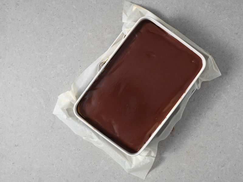 Polewa czekolada na seromakowcu.