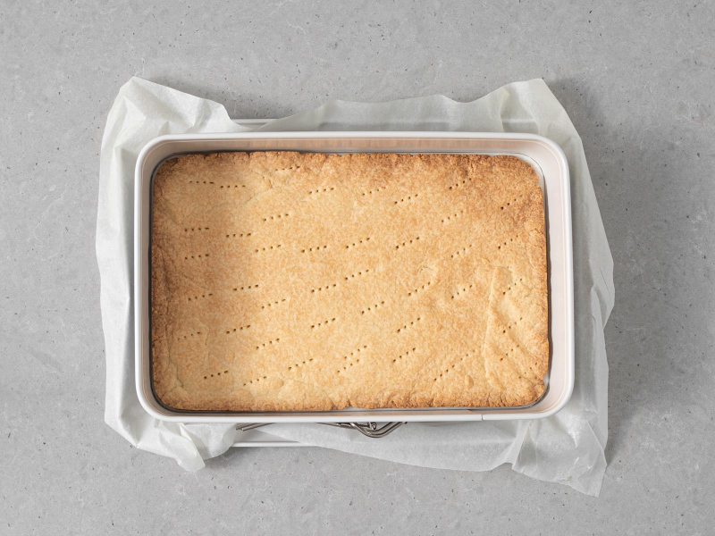 Upieczone wegańskie ciasto kruche na spód do seromakowca wegańskiego.